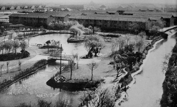 50年代曹杨新村环浜及公园。 曹杨新村街道办事处 供图