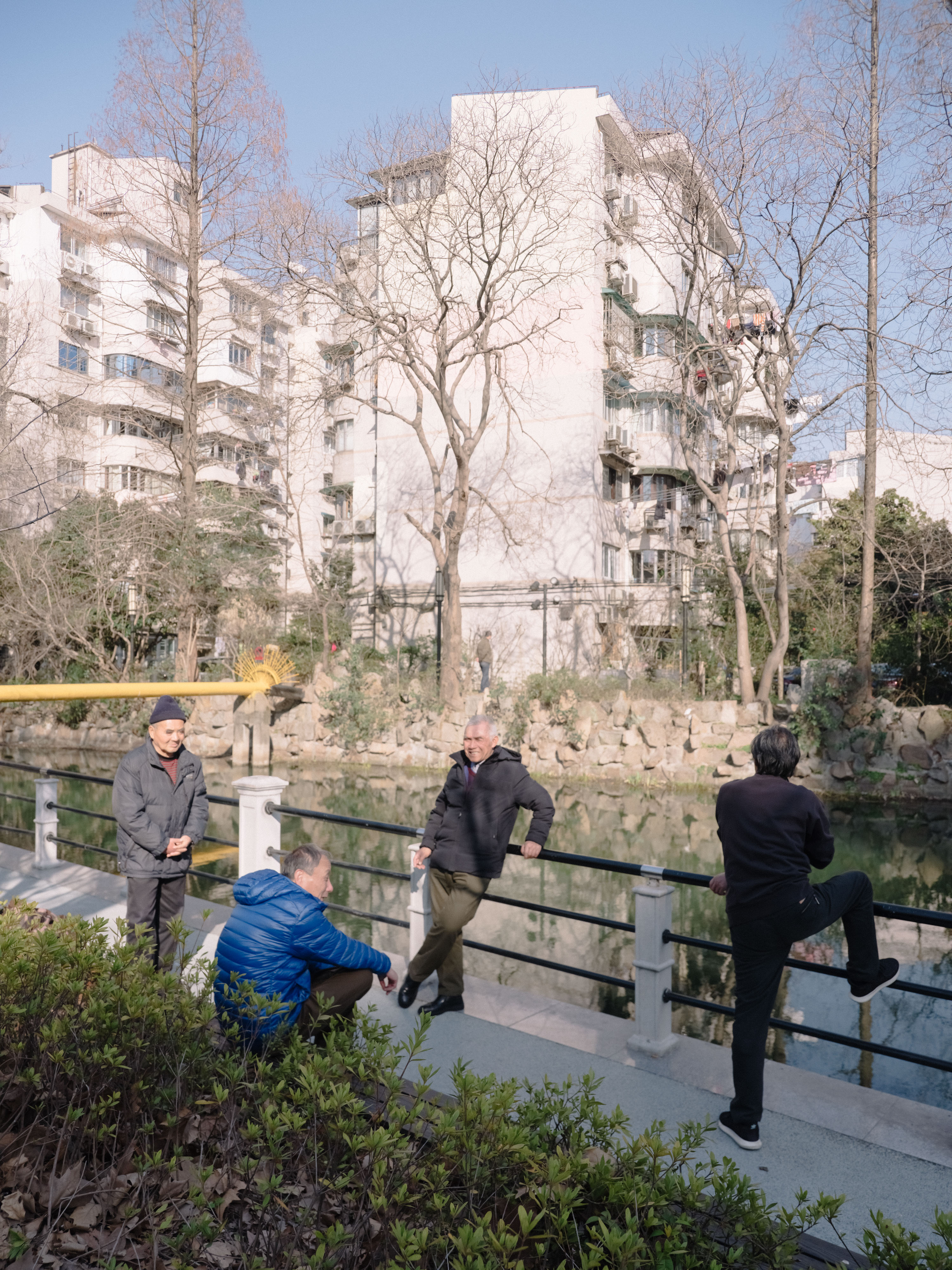 2021年3月,曹杨新村环浜旁闲谈的老人。 靠谱证件网记者 周平浪 图
