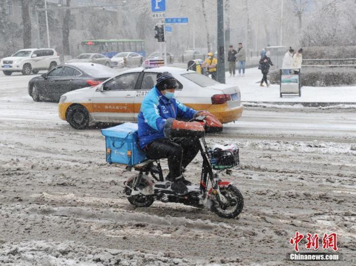 资料图：外卖小哥冒雪送餐。中新社记者 刘栋 摄