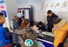 女大学生证件遗落共享车筐,交警做法让人暖心
